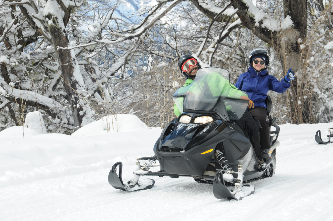 Excursión en Motos de Nieve + Almuerzo en Refugio La Cueva con Recogida - Alojamientos en Bariloche