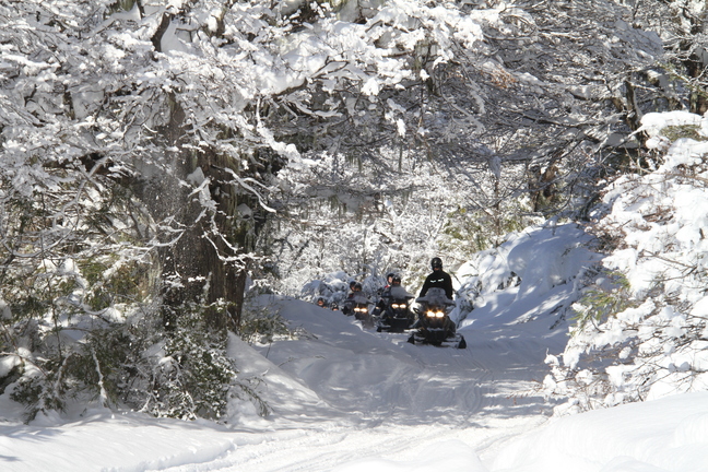 Excursión en Motos de Nieve + Almuerzo en Refugio La Cueva con Recogida - Alojamientos en Bariloche