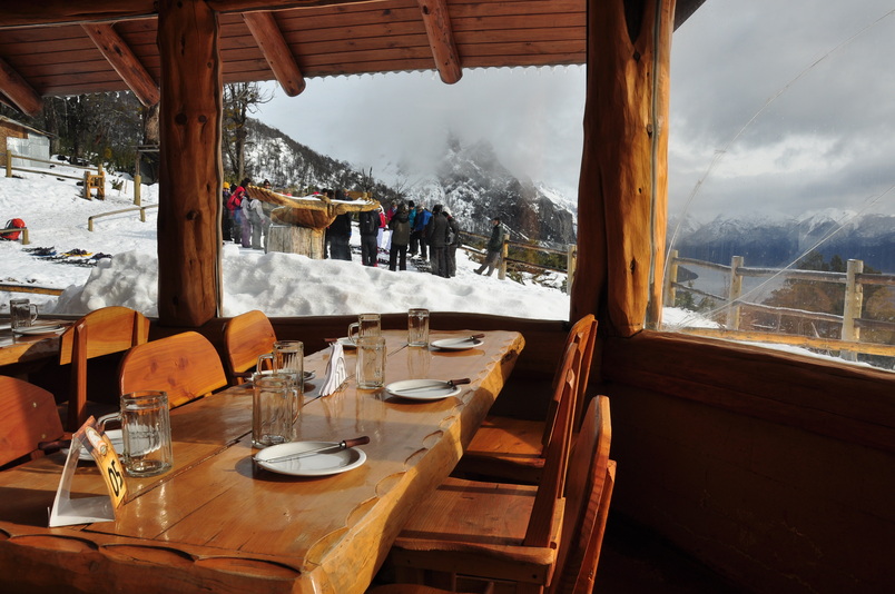 Avventura sulla Neve: Ciaspolata, Giro in 4x4 e Cena al Rifugio con Trasferimento in Piccolo Gruppo - Alloggi in Bariloche