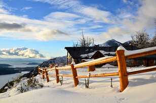 Avventura sulla Neve: Ciaspolata, Giro in 4x4 e Cena al Rifugio con Trasferimento in Piccolo Gruppo - Alloggi in Bariloche