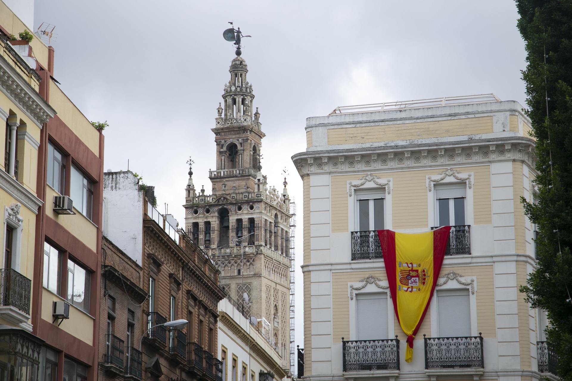 Guided Tour of the Seville Cathedral and Giralda in Italian - Accommodations in Seville