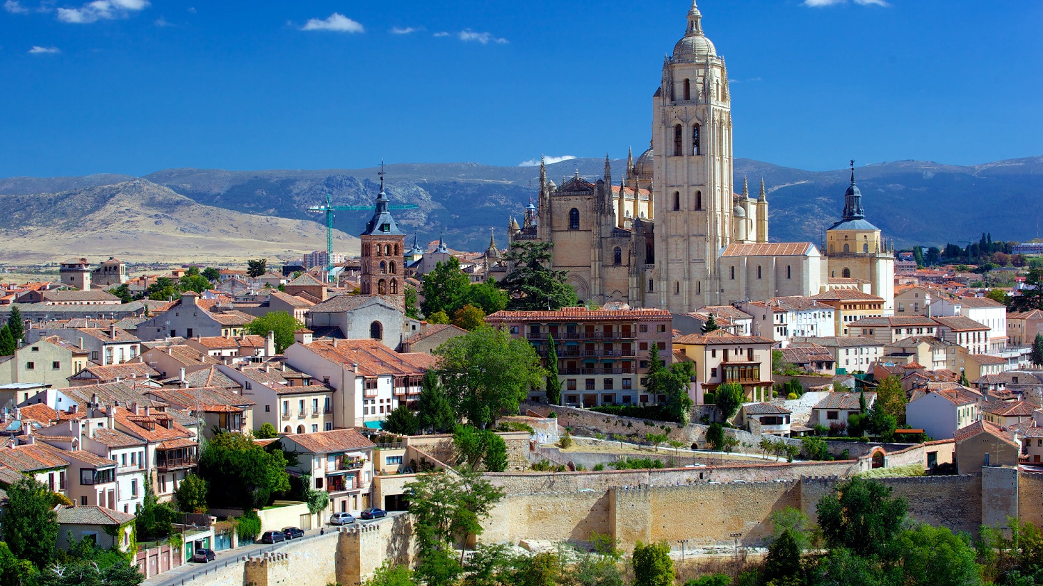 Segovia Guided Tour in Spanish with Tickets to the Cathedral and the Alcázar - Accommodations in Segovia