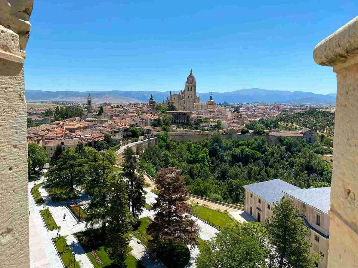 Segovia Guided Tour in Spanish with Tickets to the Cathedral and the Alcázar - Accommodations in Segovia