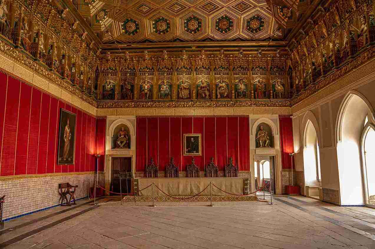 Segovia Guided Tour in Spanish with Tickets to the Cathedral and the Alcázar - Accommodations in Segovia