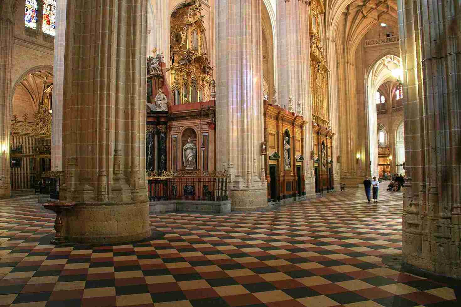 Segovia Guided Tour in Spanish with Tickets to the Cathedral and the Alcázar - Accommodations in Segovia